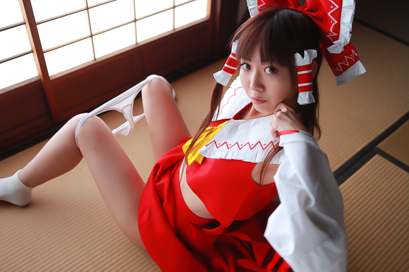 [Cosplay] Reimu Hakurei with dildo and toys - Touhou Project Cosplay